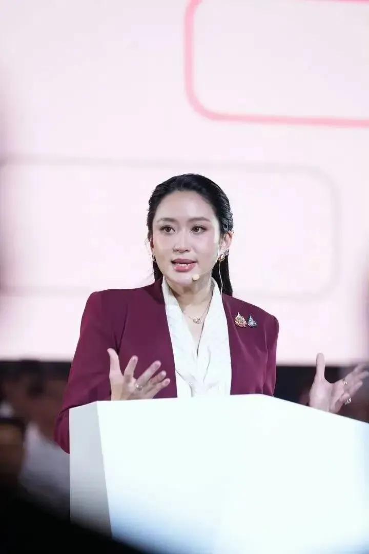 佩通坦可能要卷土重来啦，据报道，泰国前总理佩通坦以为泰党党执委顾问身份主持了宋干