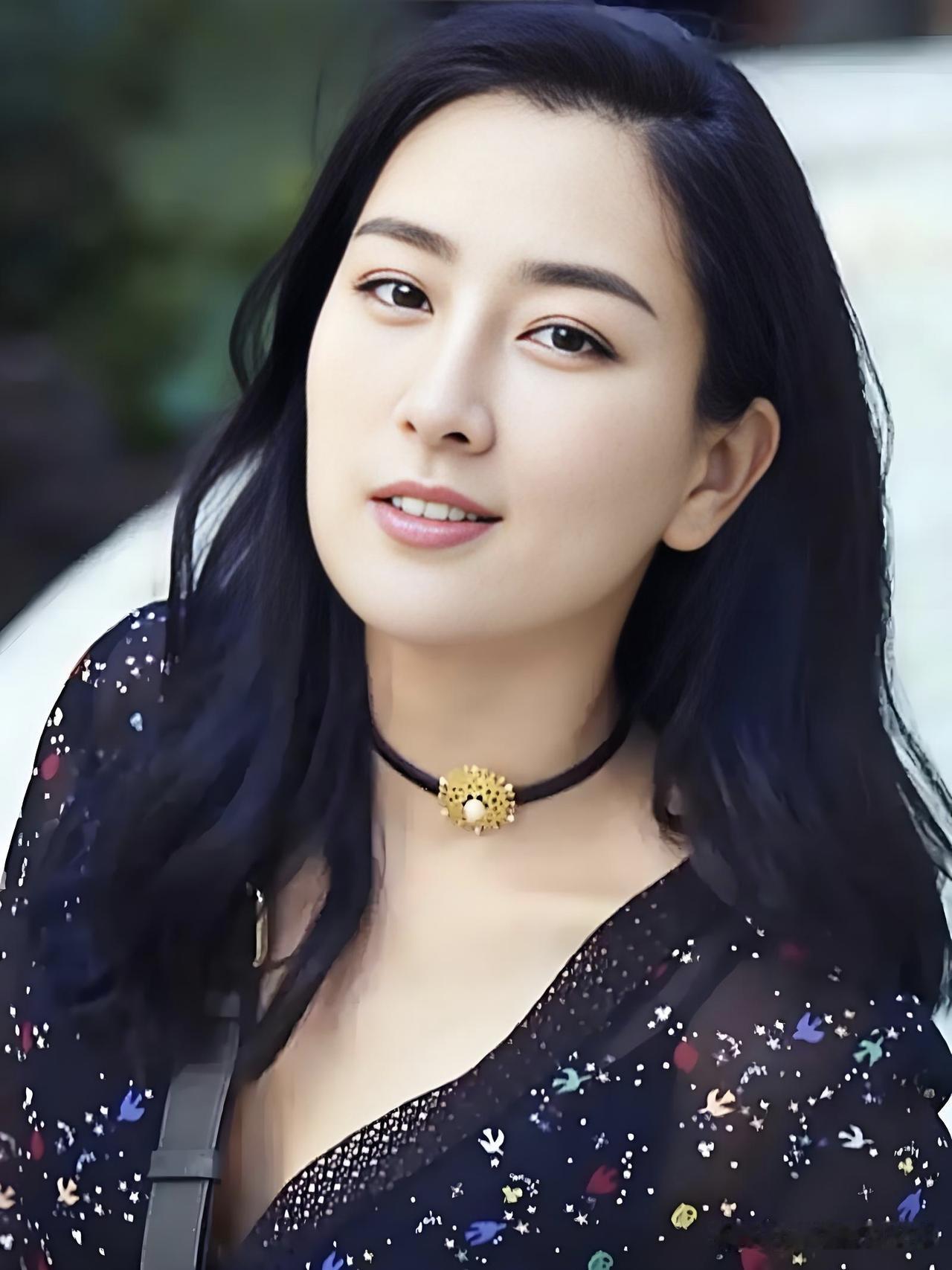 从哈尔滨走出的马苏，兼具古典精致与东北女孩的执拗。她以细腻生动的表演游走于古典与