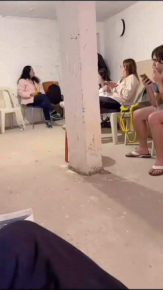 一群以色列人🇮🇱正躲在地下防护掩体内躲避伊朗🇮🇷导弹的袭击。
甚至还有人