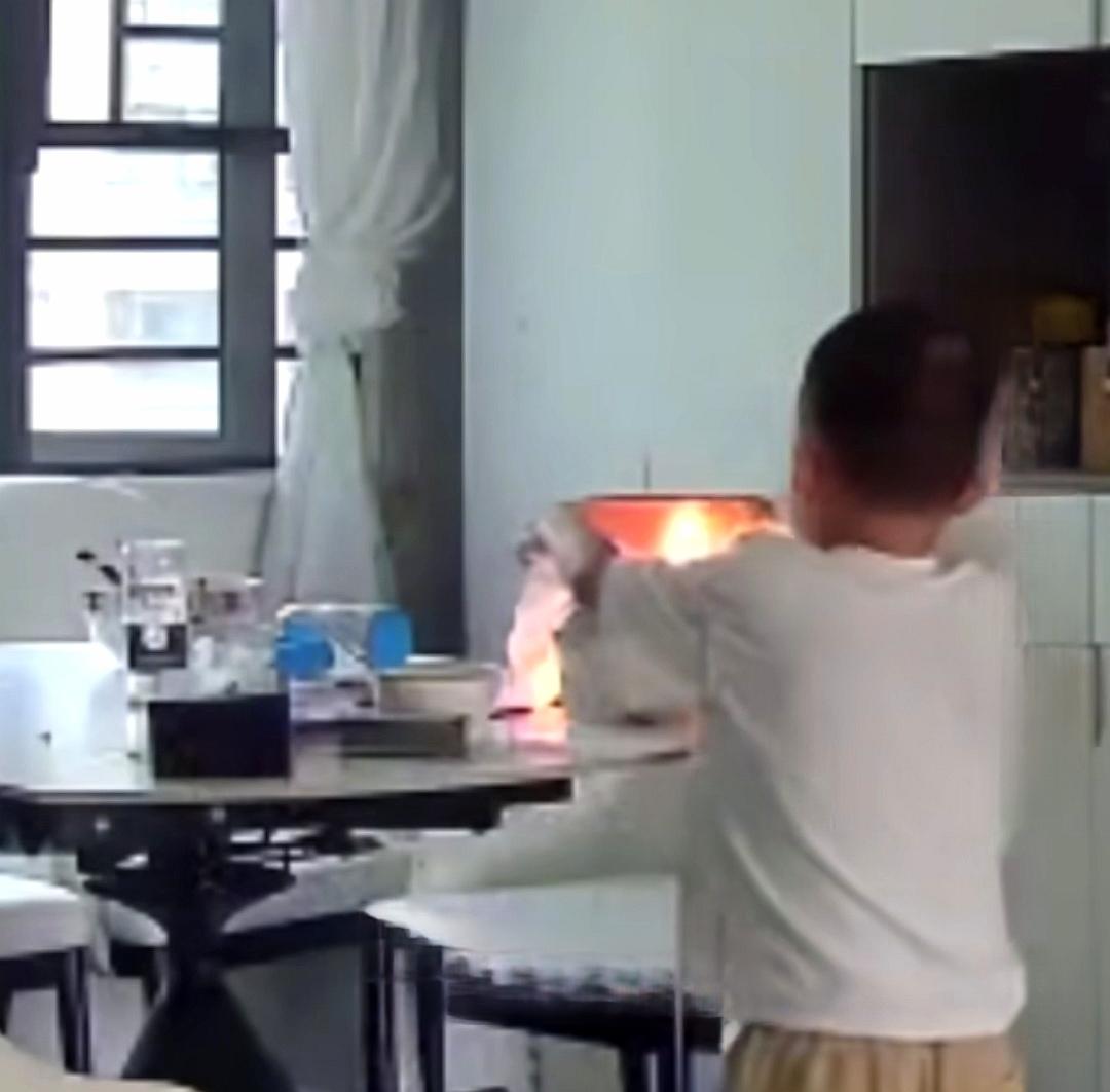 4月18日在湖南，一名4岁小孩趁妈妈上厕所时，出于好奇点燃了桌面的纸巾，随后火势
