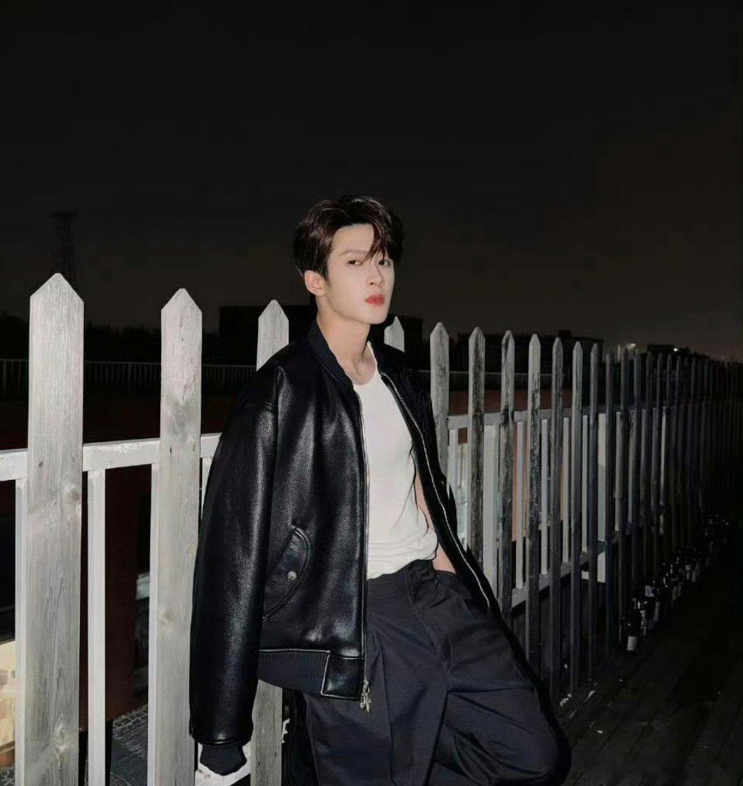 檀健次ins更新，这又是新歌吗 难道是三专