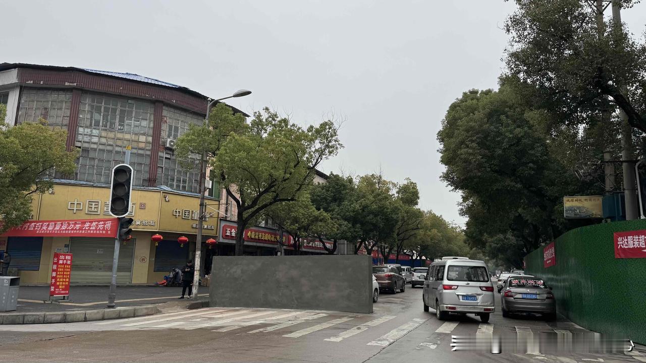 郭徐岭的临街门面倒计时[泪奔]联城路和郭蔡路十字路口已经形成半封闭状态，机器轰鸣