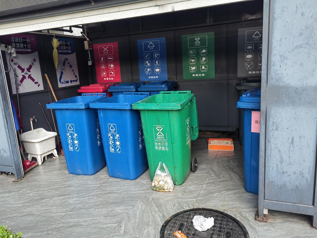 垃圾分类有“新规”:

瓶罐塑泡入蓝桶，厕纸落叶投“其他”。

垃圾分类是实现‌