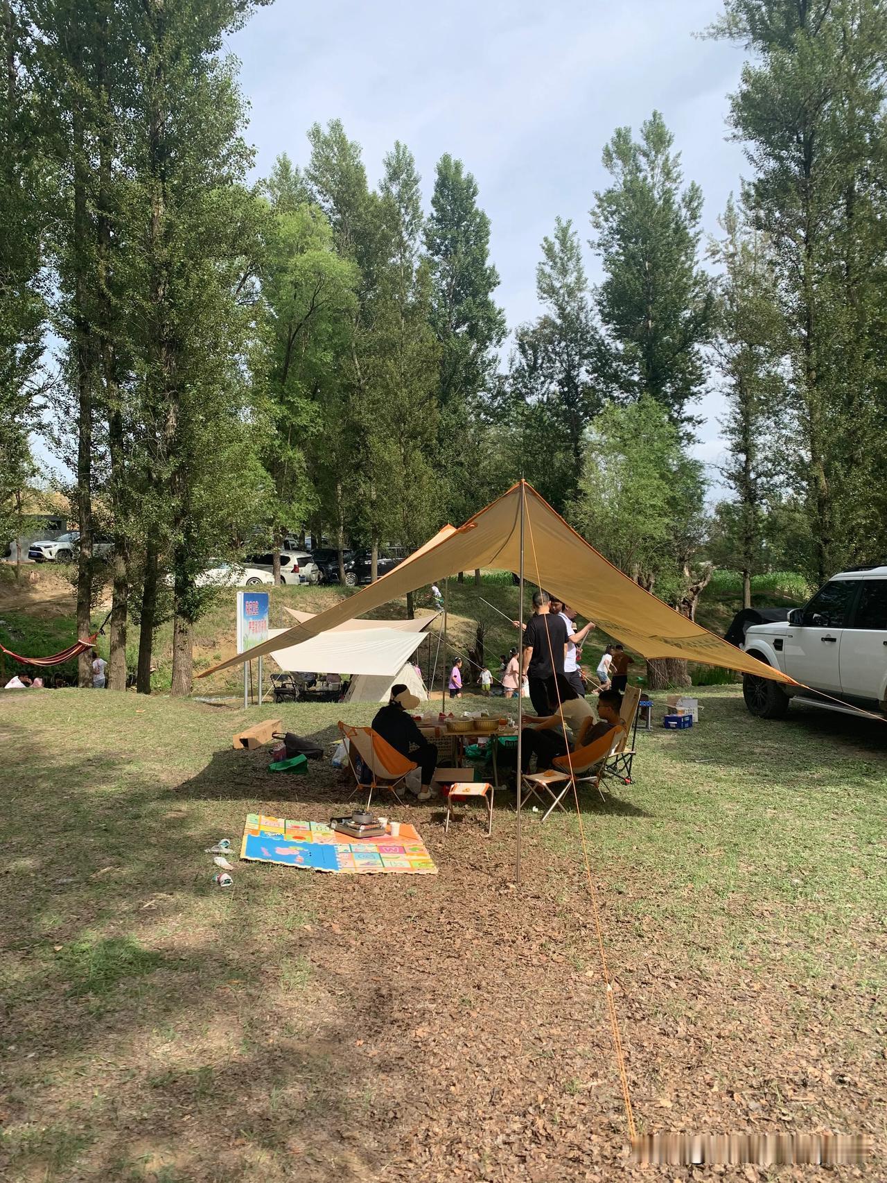 如果你还在纠结去哪里，榆林横山区二石磕时光营地，或许能满足你对露营的一切幻想！放