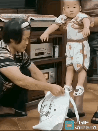 巧手奶奶！把帆布包的两角剪去，套在孩子双腿上，然后两根手提袋子交叉，小孩子的简易