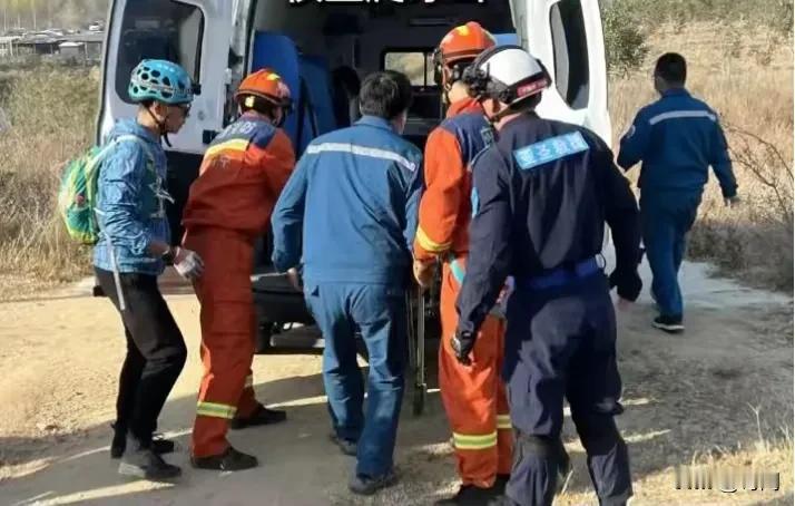 56岁男子爬山时掉入石缝中不幸遇难，警方称事发地不是景区。事发11月22日，在山