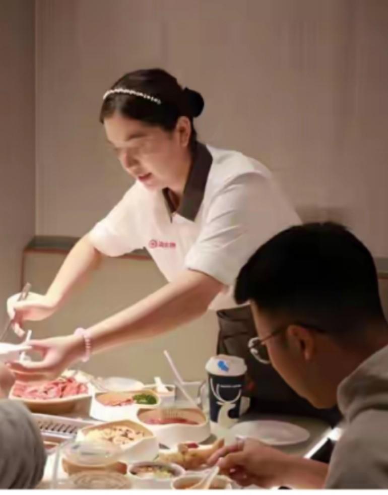 “你收到的礼物，来自我的罚款” 海底捞员工控诉，这不就跟快递公司那些平台学的吗