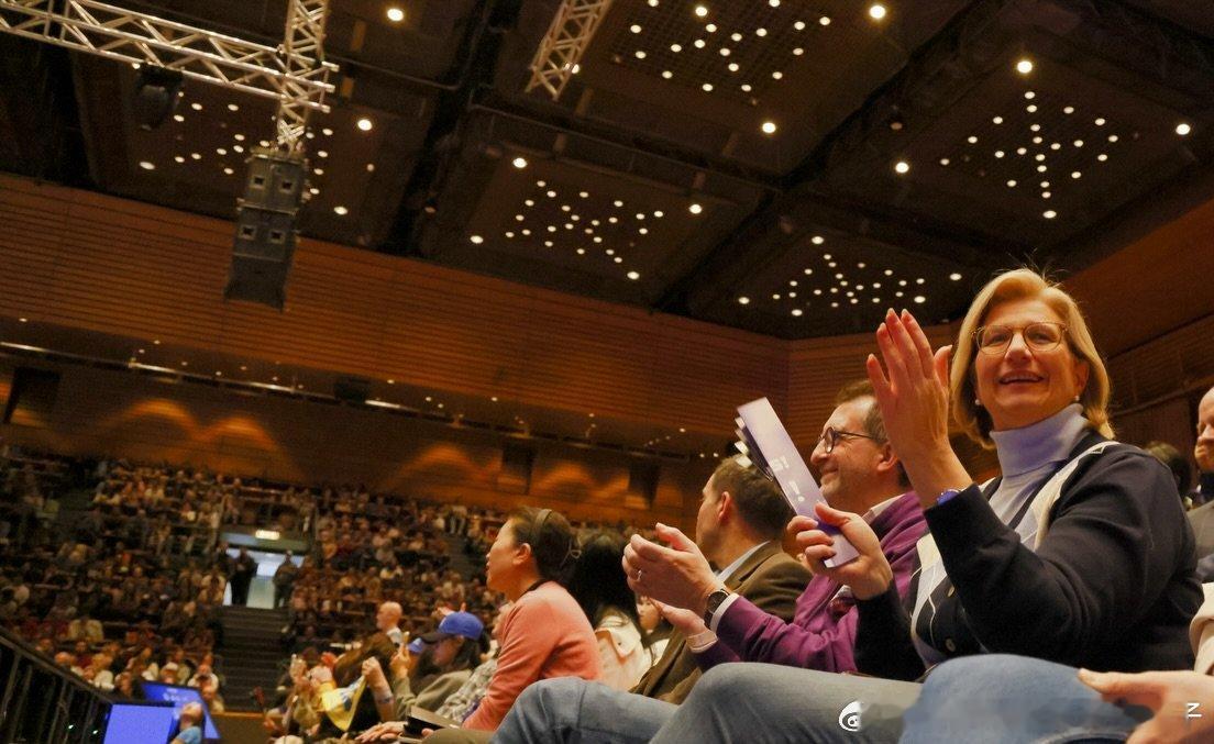 萨尔州州长安克·雷林格昨晚观看了萨尔布吕肯VS杜塞尔多夫的德甲比赛👀：🏓萨尔