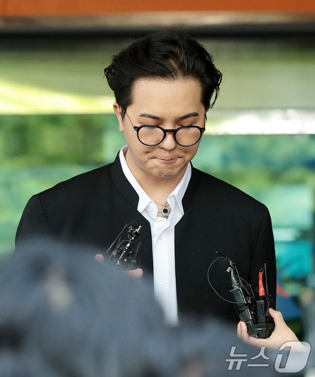 宋旻浩道歉 据韩媒，宋旻浩今天庭审的最后陈述公开：“想向大家致歉。作为大韩民国的