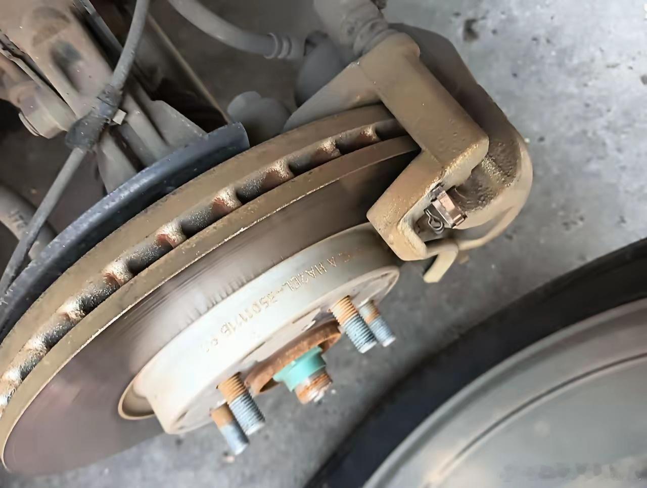 以前那辆奥迪，才跑6万公里就得换刹车片，现在想想都觉得无奈反观现在的比亚迪，跑了