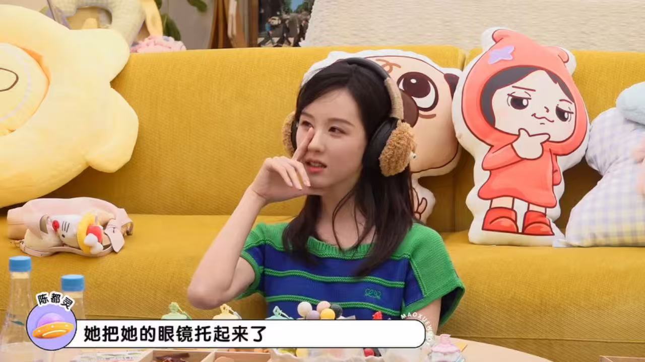 李雪琴笑陈都灵单纯陈都灵毛不易牵手转圈毛雪汪简单的小游戏碰撞出很多趣味，李雪琴满