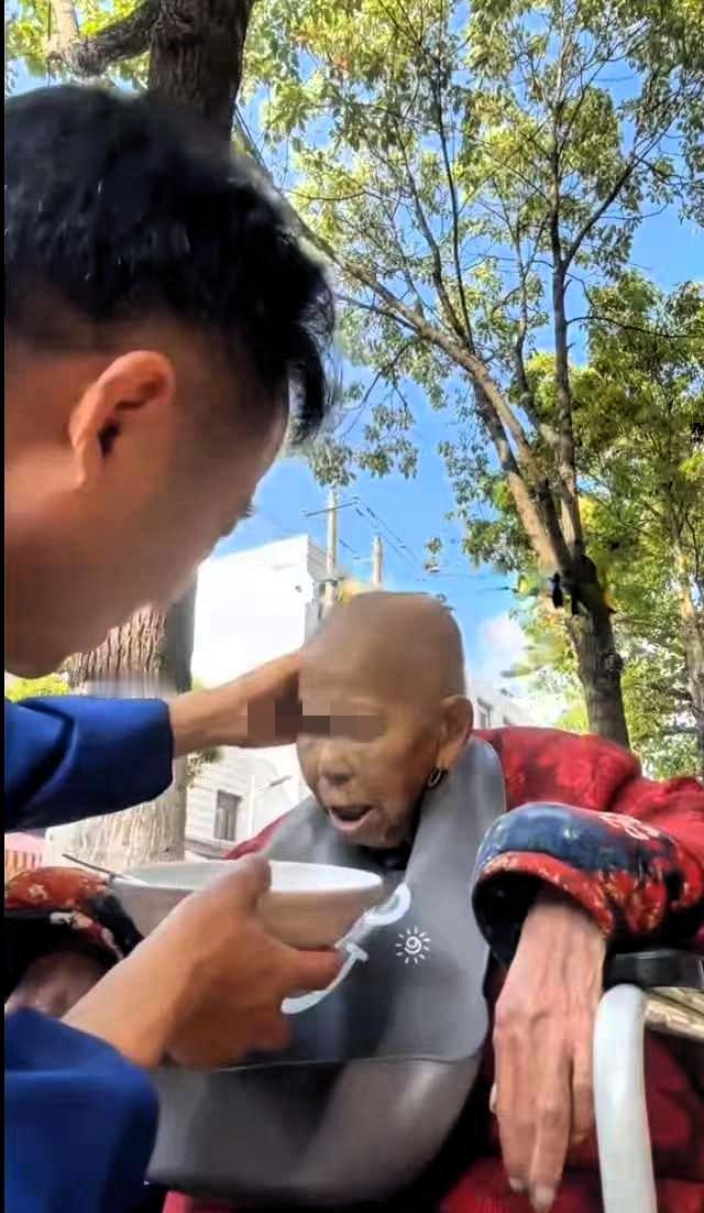 河南，一男子，正要喂母亲吃饭，谁知，老人坐在轮椅上，却不张嘴。他喊了一声“妈”，