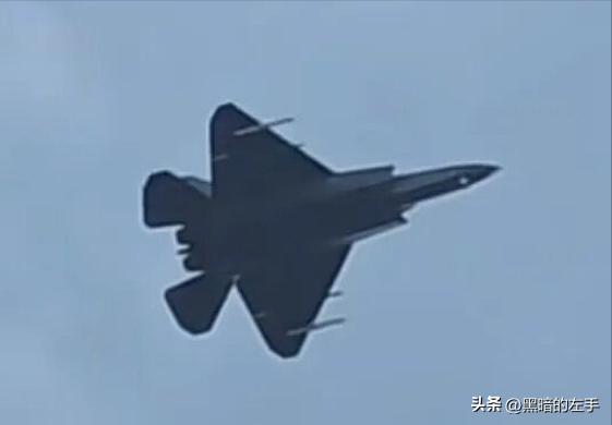 歼-35类似于美帝的F-35，受限于机内弹舱有限的挂载能力，在很多任务中需要使用