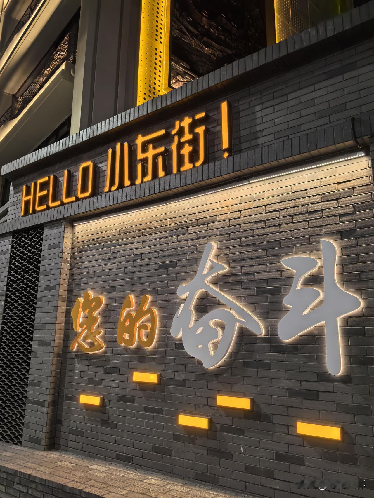 一部拍摄于2000年的老片，但今年5月在全国各大影院上映。诺兰神片的开篇之作，一