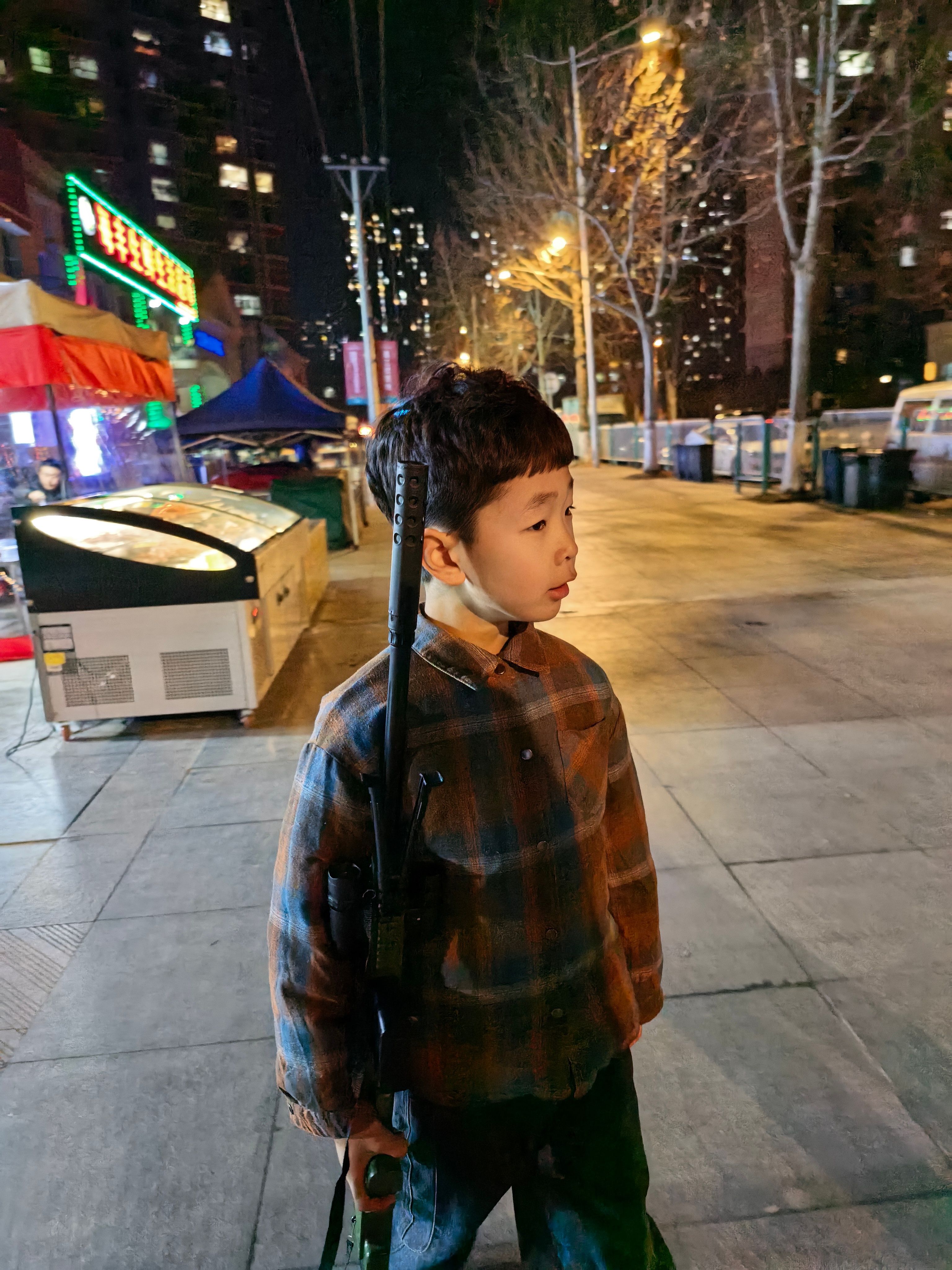 晚上跟小孩哥散步听他讲二年级的故事挺有意思的 他可能羡慕我不用写作业而我，却羡慕