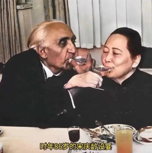 下图是宋庆龄与美籍医生马海德喝交杯酒的照片，照片拍摄时间是1979年，当年宋庆龄