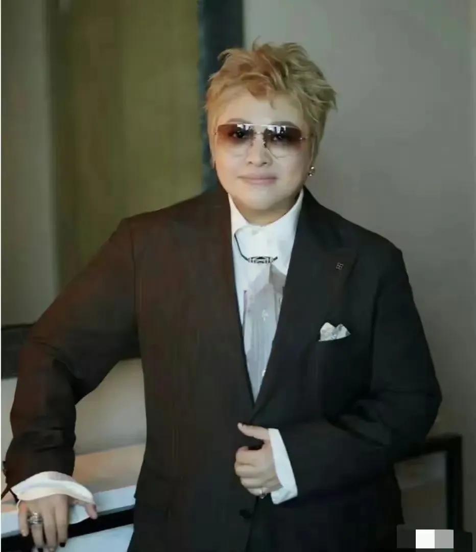 韩红现在瘦了好多啊！
瘦了之后精气神看着更好了。