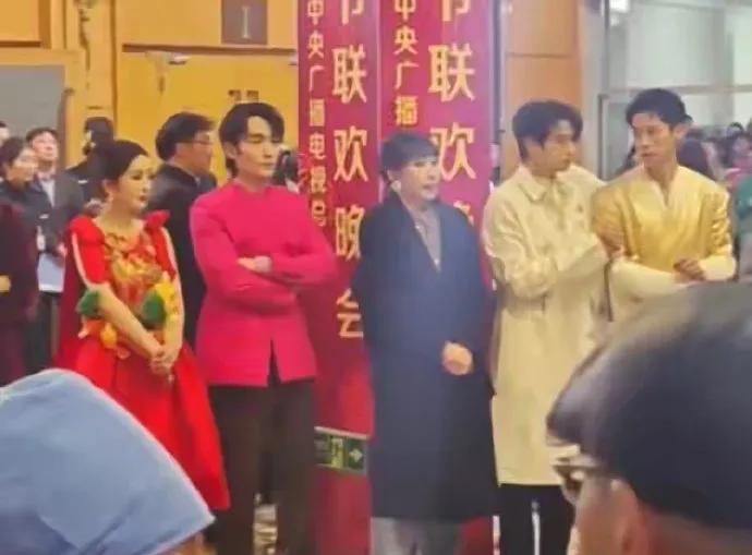 杨幂和魏大勋春晚后台同框了！