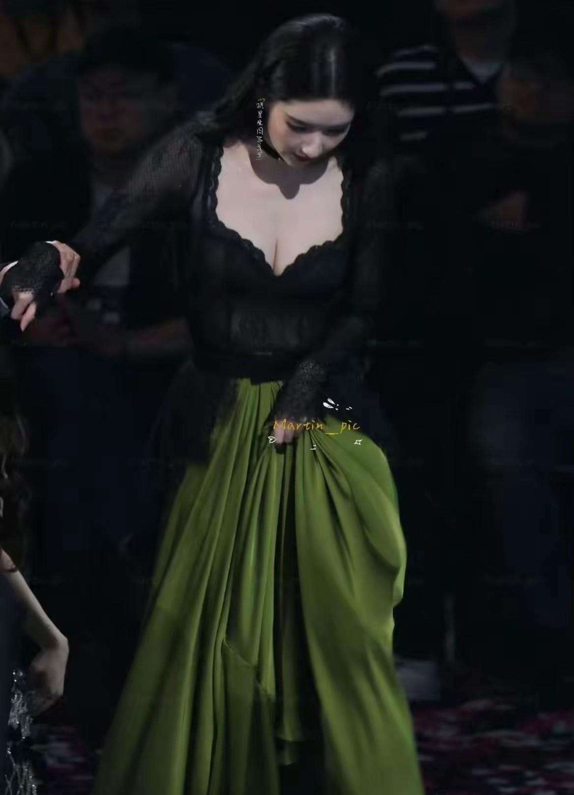 别再叫她“校花”了，这个标签正在掩盖她更可怕的特质。
昨晚央视八套的《微暗之火》