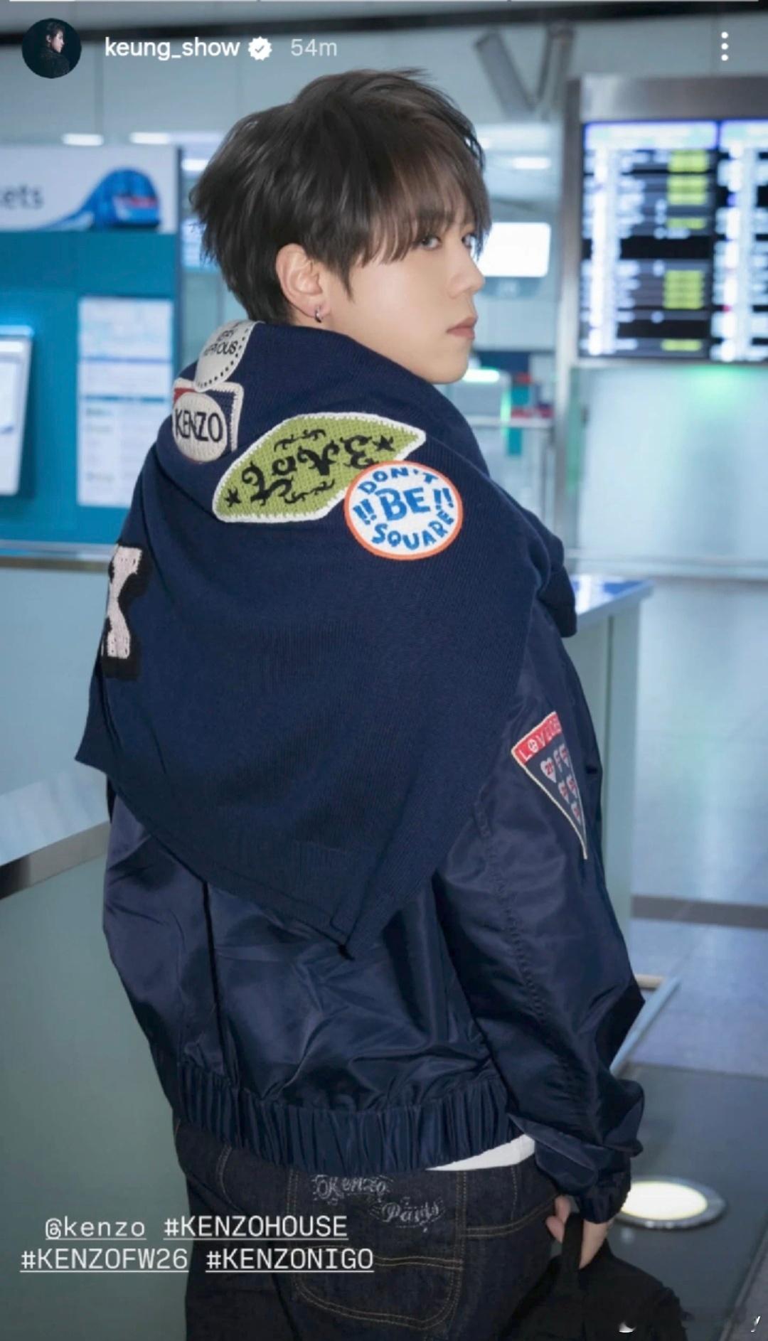 姜涛香港机场✈️ 出发去巴黎时装周啦～穿上KENZO服饰，这身衣服很帅啊男装周巴