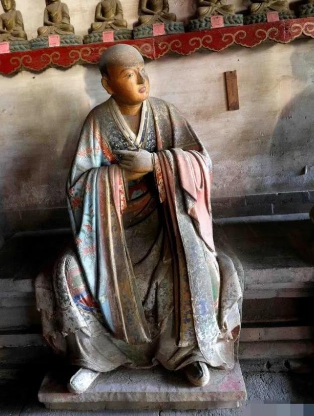 1982年，山东的灵岩寺千佛殿内，几个僧人在例行清扫，突然“喀嚓”一声传来，吓得