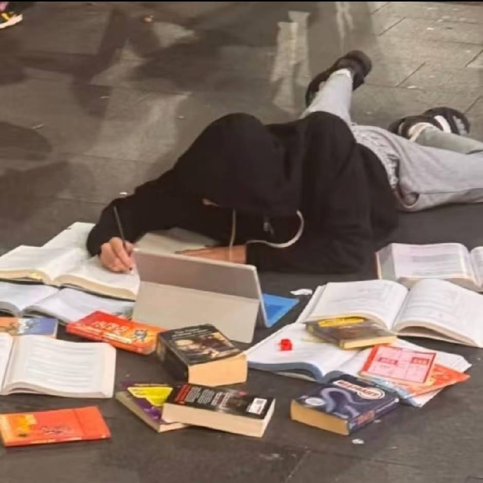 娃娃上大学了，还如此拼，真让父母担心，
让别那么拼，她答应说过了这几天，还有四门