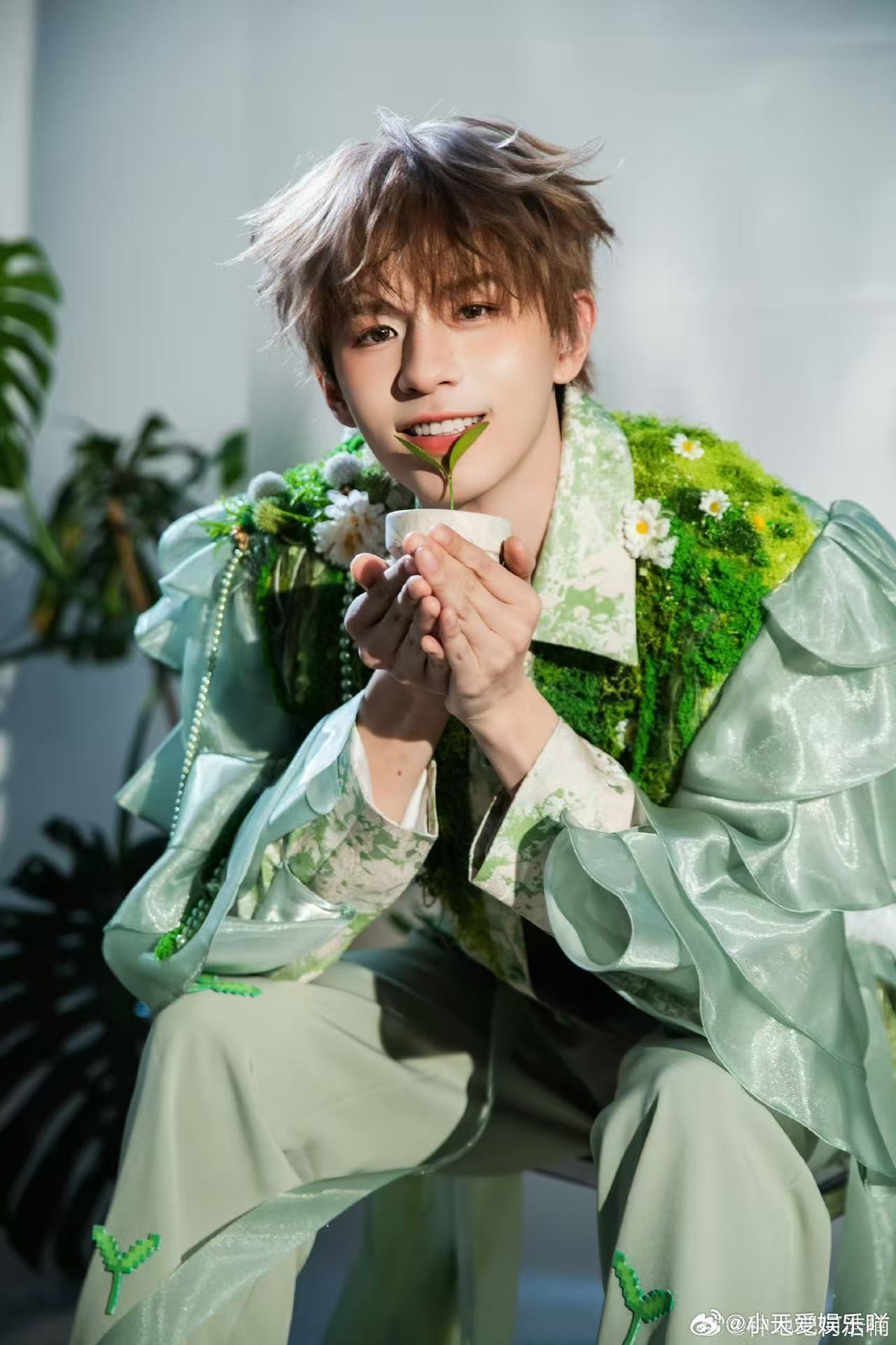 何浩楠直播给粉丝庆生 被何浩楠的庆生直播狠狠治愈，温柔又有耐心，把粉丝当成家人一