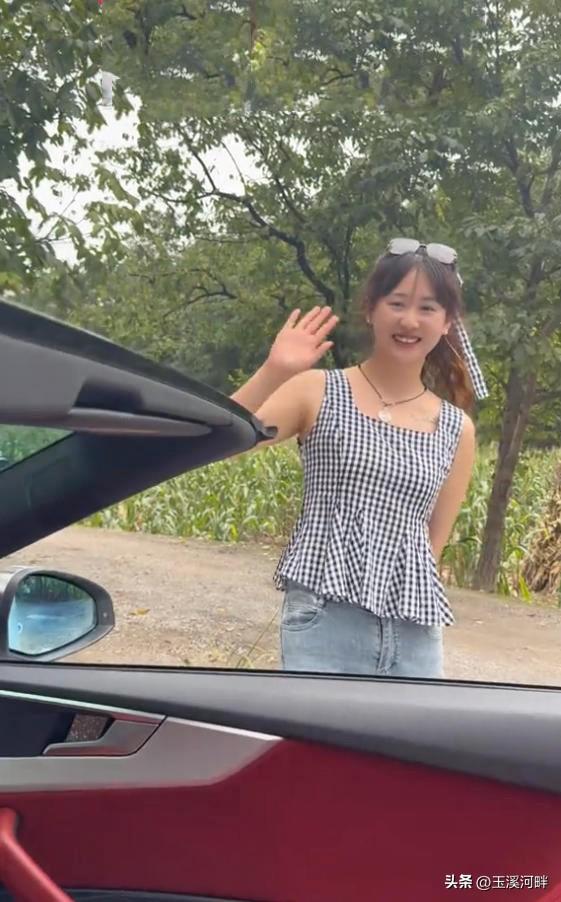 第一次去女朋友家里，没想到她一家人全出来迎接，把我看傻了眼。

女朋友家在湖南省