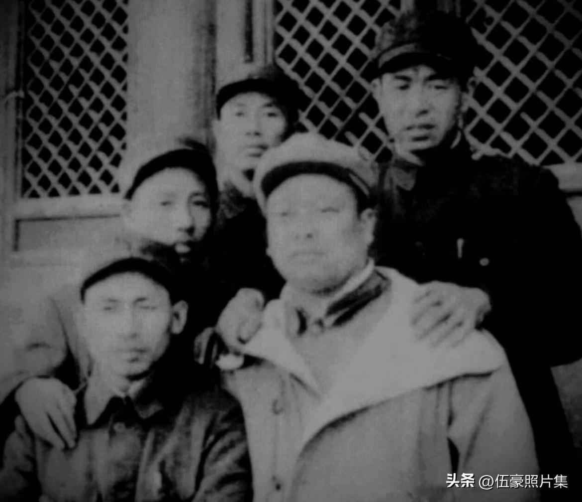 1949年，前排右边是43军政委赖传珠，左边是38军军长李天佑，李天佑身后是邓华