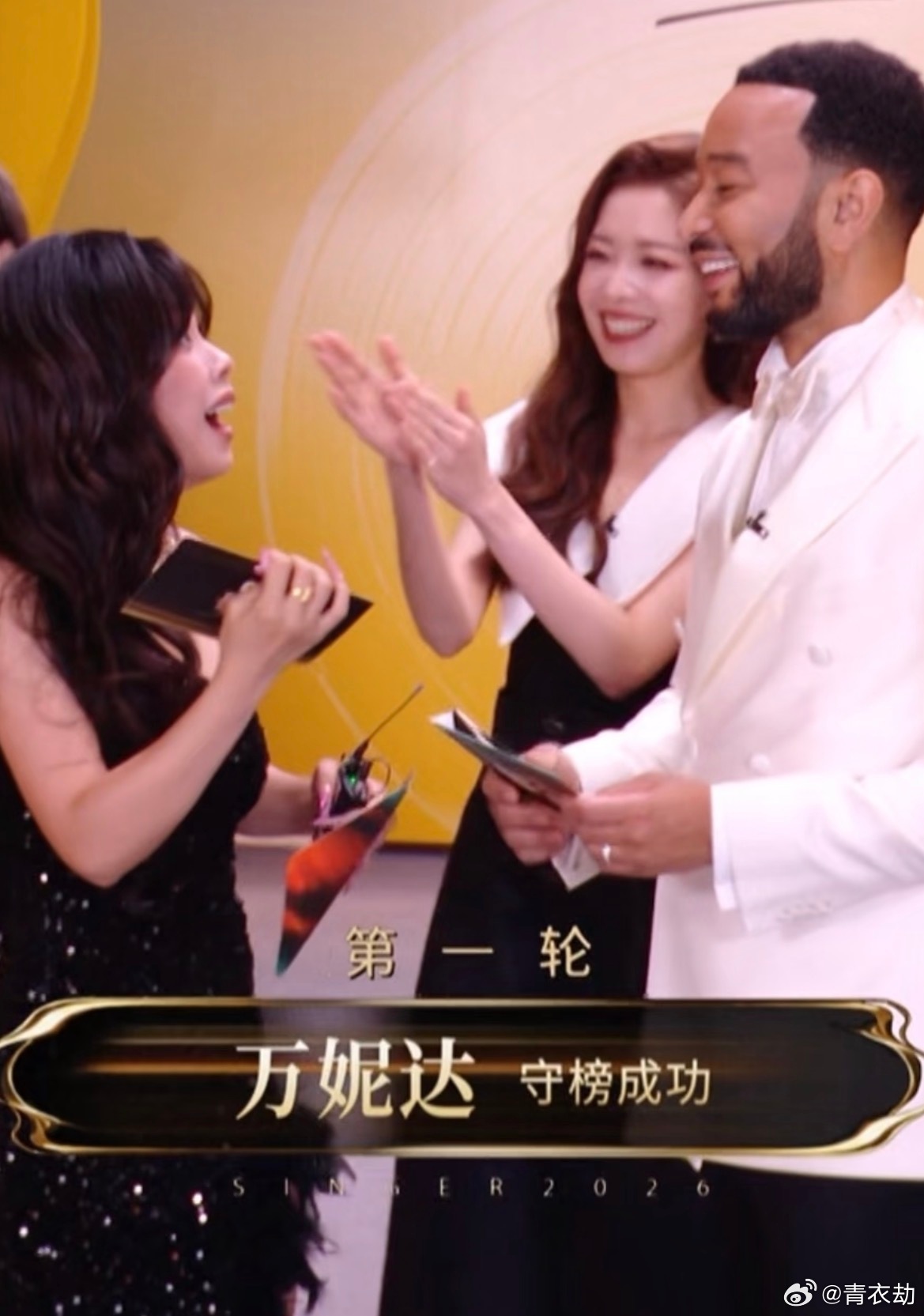 万妮达完全女王万妮达赢了传奇哥 两方唱的都很好听，只是传奇的歌不适合竞技，不过他