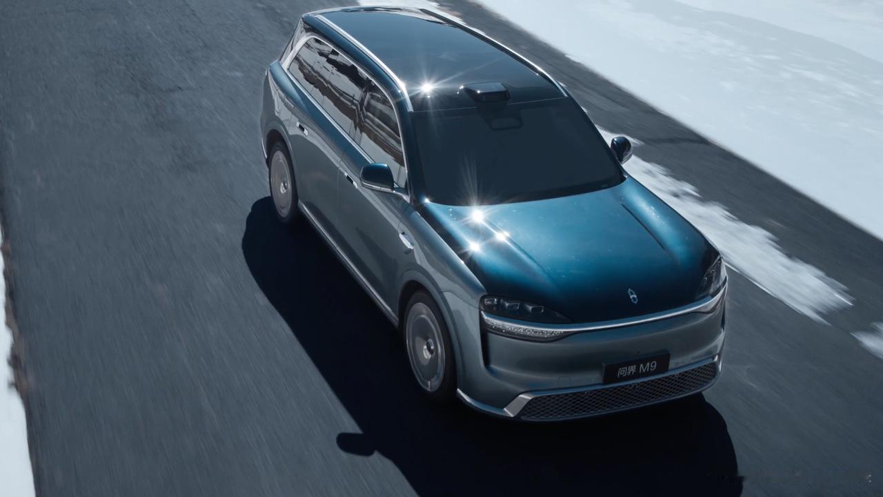 全新一代问界M9官宣了。外观上面之前工信部也出现了，有不少改动。
门把手、激光雷