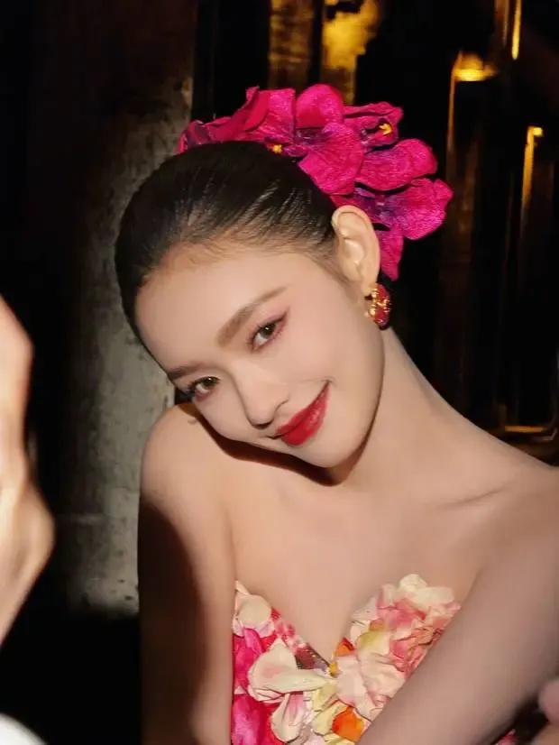 谁也不能否认星爷的眼光啊！

虽然她的演技不敢恭维，但不得不说，她的长相还是很有