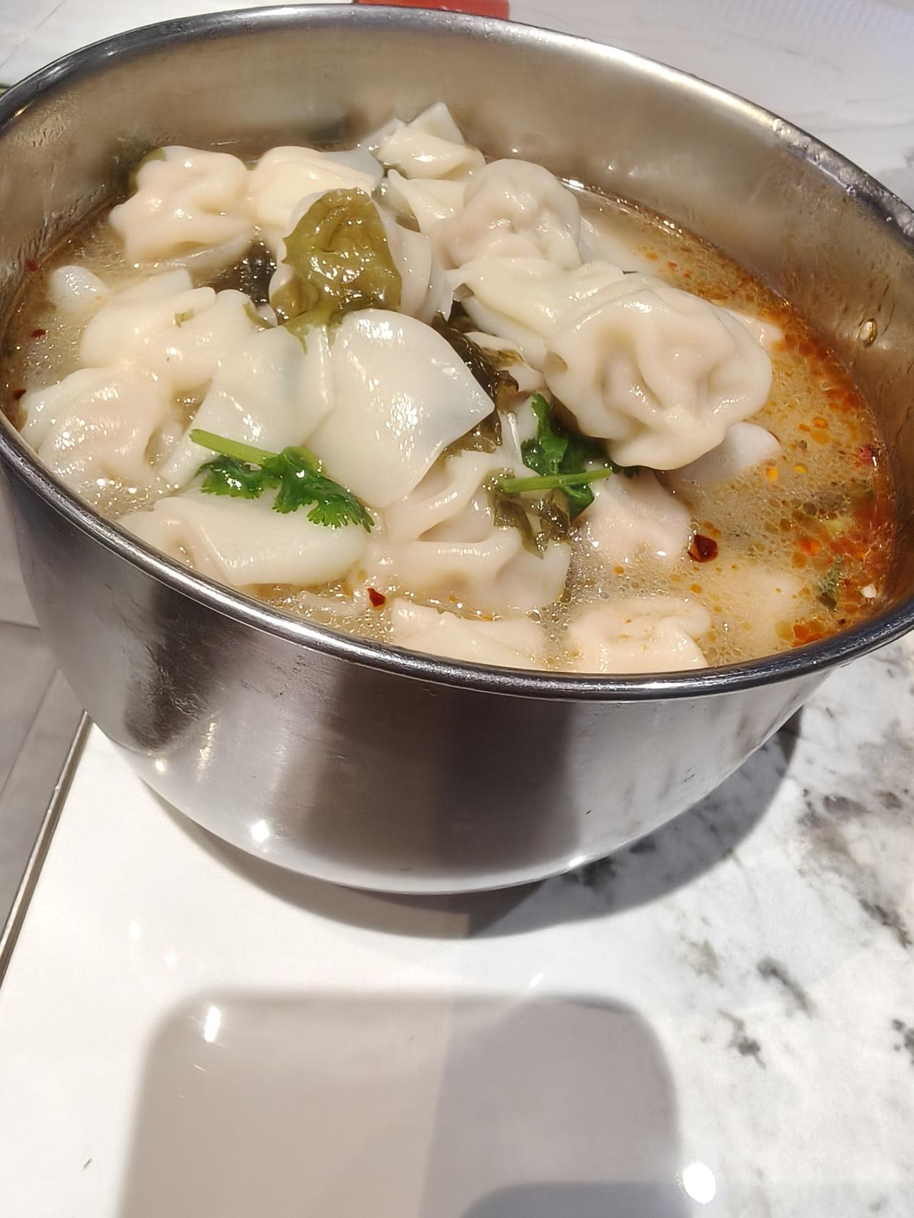 今日的晚饭是弯仔码头馄饨！
今天的晚饭混饨，再大的牌无所谓，关键是我们师傅调的汤