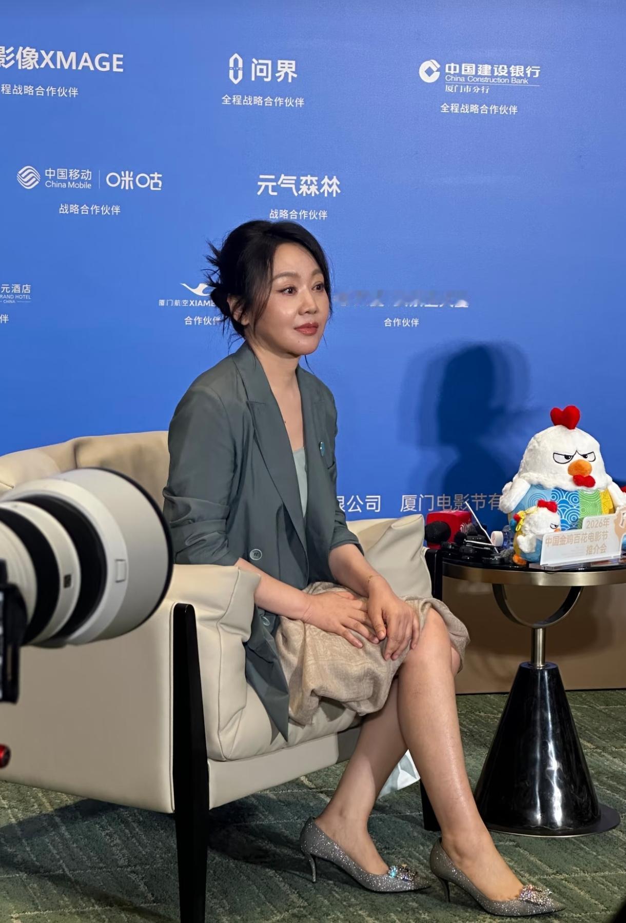 风情万种的佟湘玉，闫妮的颜值和身材都好扛打，职业演员就是不一样，换上剧服能土，修