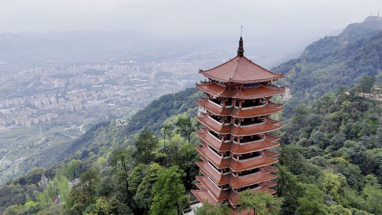 上周好天气，和朋友去爬了缙云山。一路走走停停，终于到山顶，视野瞬间开阔，远处风景
