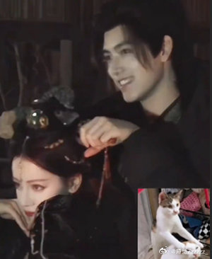 迪丽热巴陈飞宇这里不让骑车陈飞宇把迪丽热巴当摩托车了拍照现场欢乐满满，陈飞宇把牛