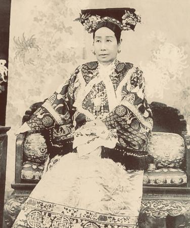 1888年，53岁的慈禧不顾年龄和身份悬殊，将20岁的侍卫那尔苏召进寝宫临幸。可