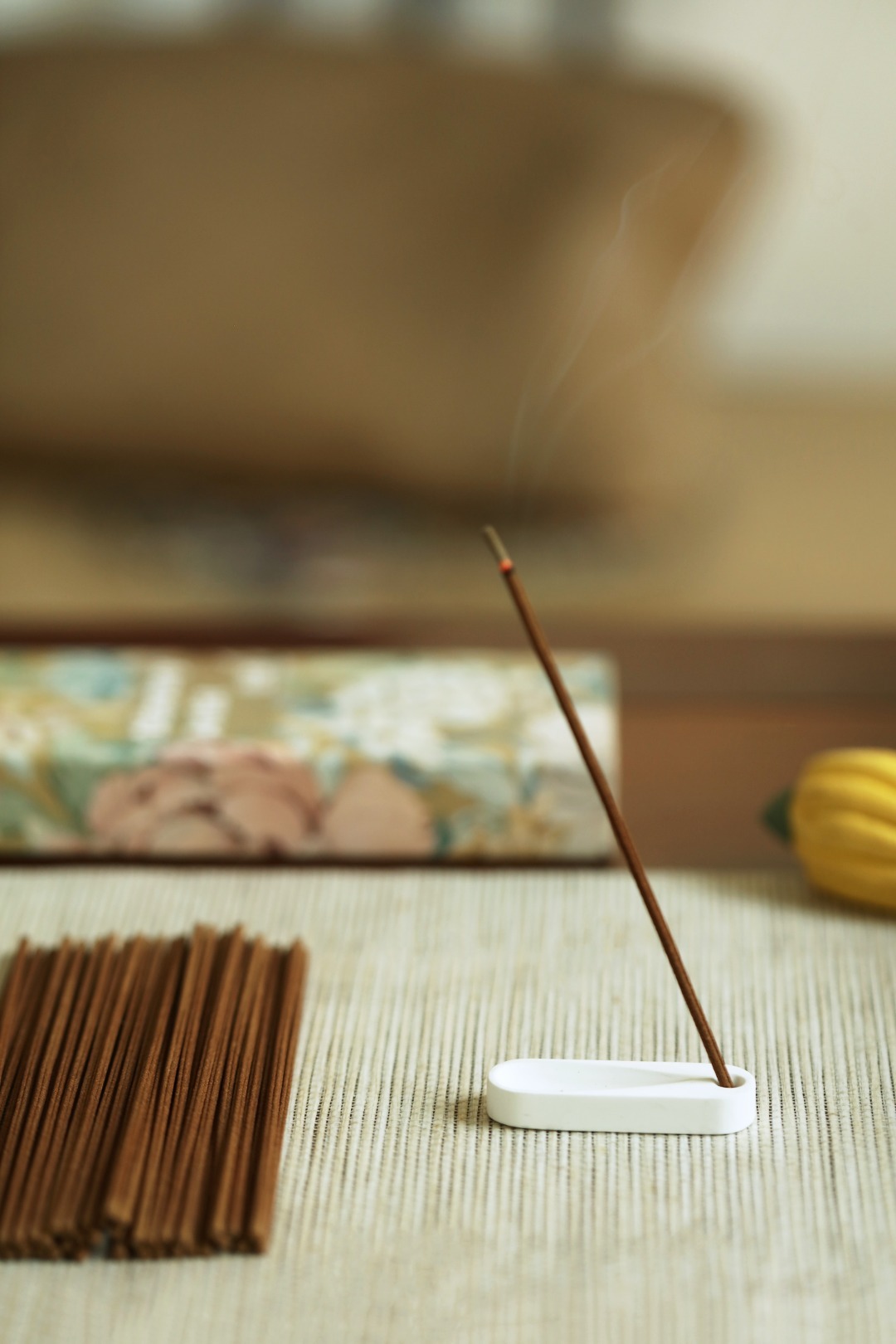 『桂湖』线香  20g/装生闻桂蜜韵，夹杂轻微乌木香。在馥郁的爆发中，桂花香如旷