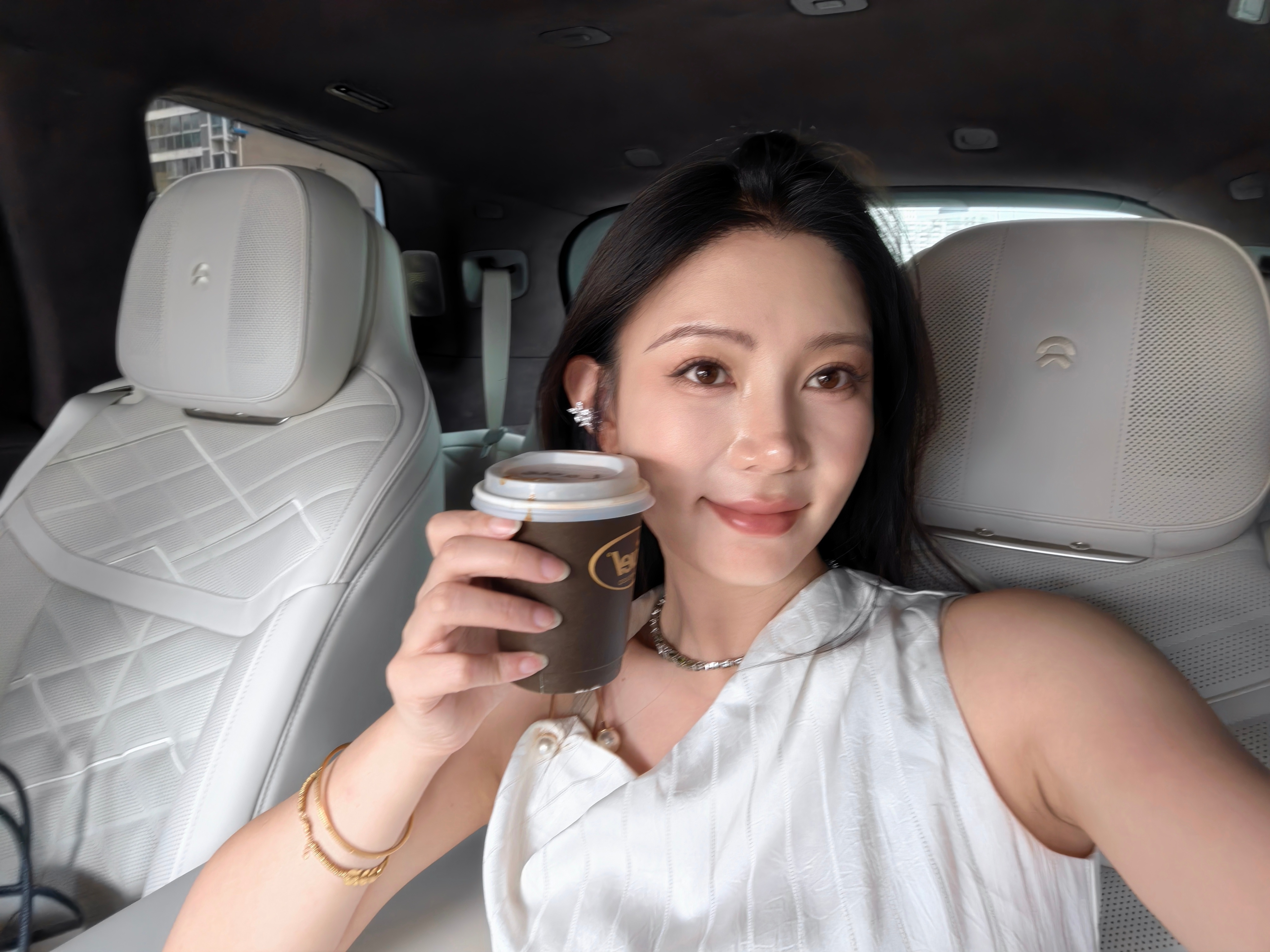 明亮or昏暗短裤or长裤对蔚来es9 的氛围有丝毫影响吗？ 