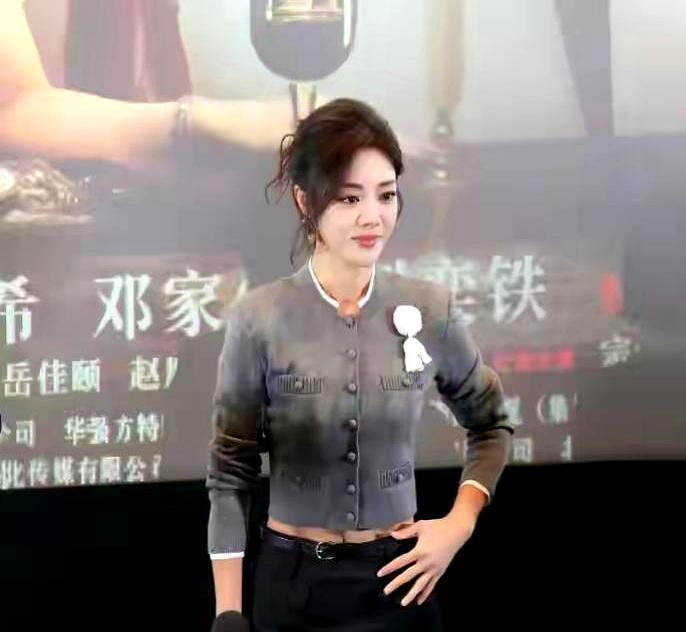 聚光灯炸在身上时 丝袜从大腿根撕到脚踝 碎丝飘了半米远
换作是你 会不会蹲在红毯