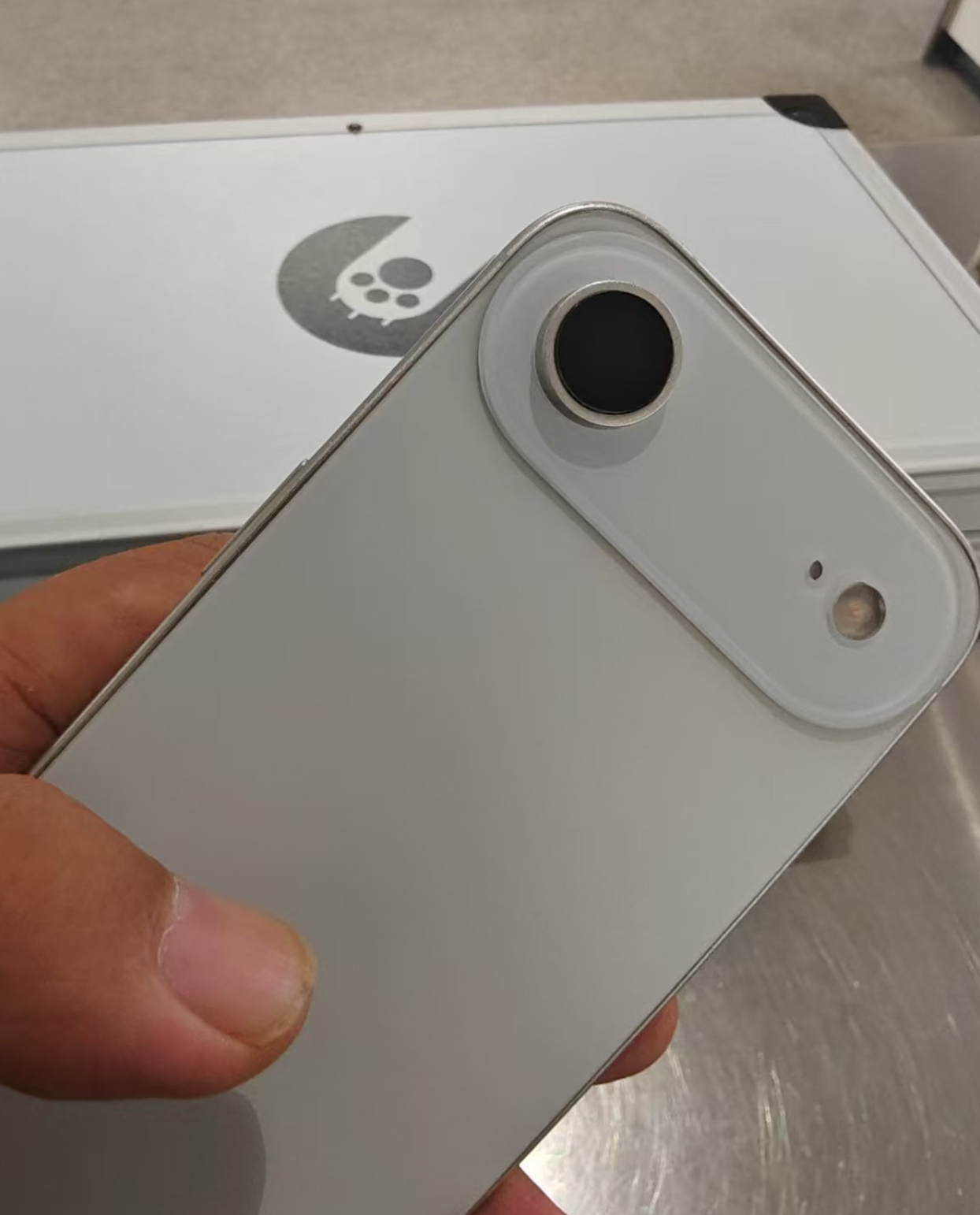 我对 17 air 比较乐观，主要是因为他不仅仅是薄。如果这个模型配重正确，那么