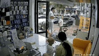 不懂就问，
这个厉害，
一般人模仿不了。