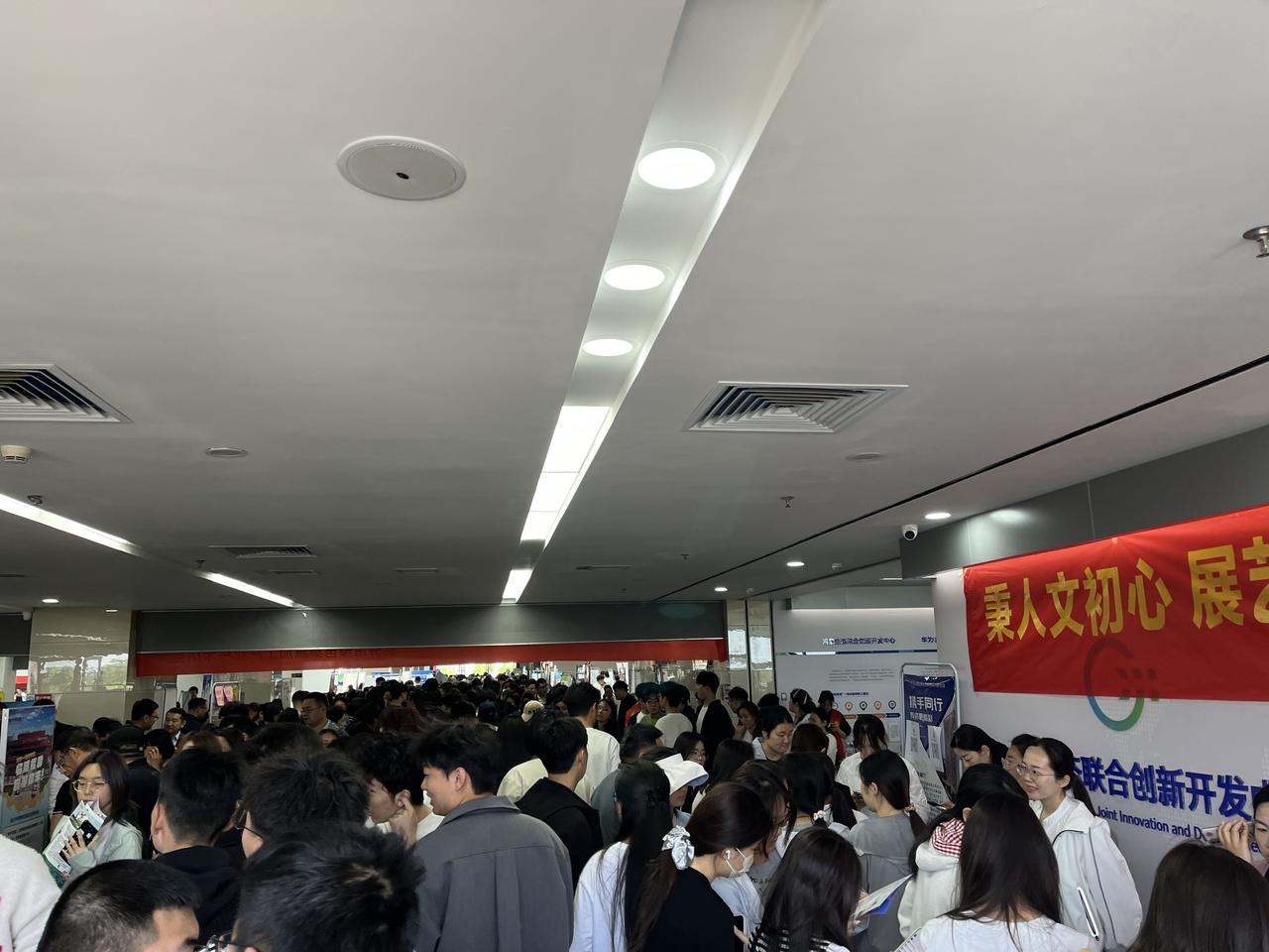 很多人天天躺平，嫌工资低、嫌工作累，高不成低不就。其实现在社会不是没好工作，而是