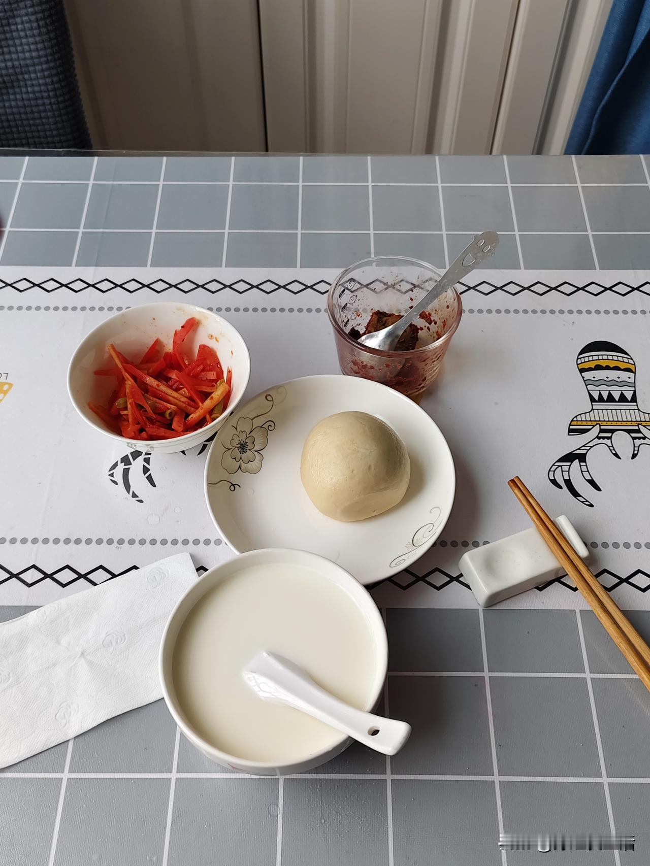 昨日，成都依旧是阴雨天气。
阴雨天实在让人不想出门，早餐便吃了自己蒸的馒头。接着