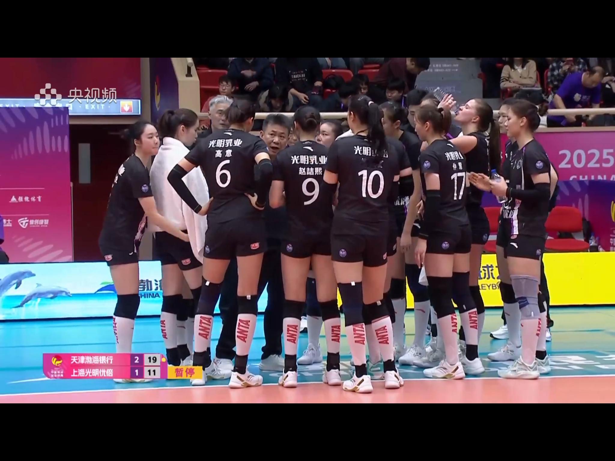 娜塔莉亚带了一群小孩，3比1把拥有沃龙科娃和范赖克两大外援的上海女排掀翻了。37
