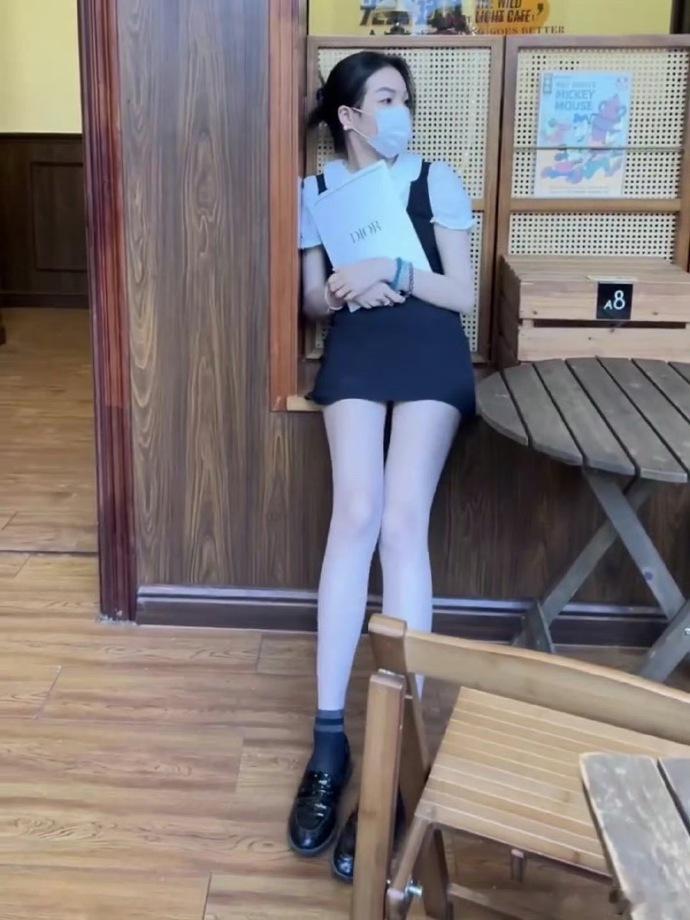 睫毛膏长，眼睛电力十足   