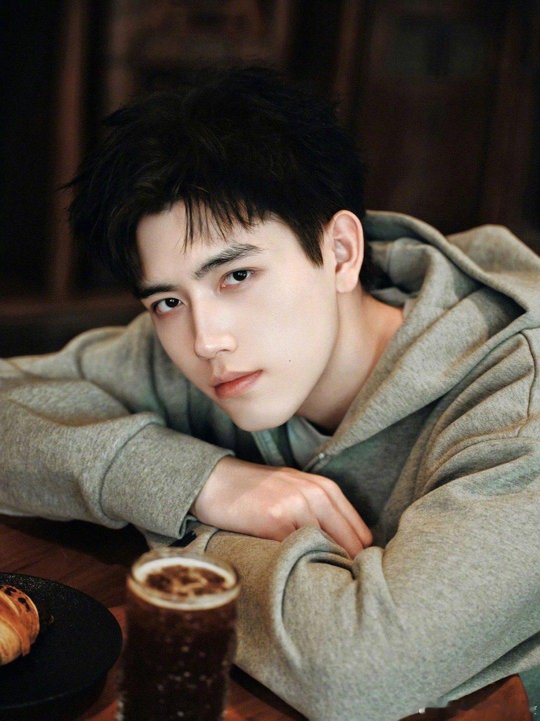 陈飞宇看见啥了咱就是说陈飞宇看见啥了啊！频频回头是看到了什么啊真的是有点好奇了啊