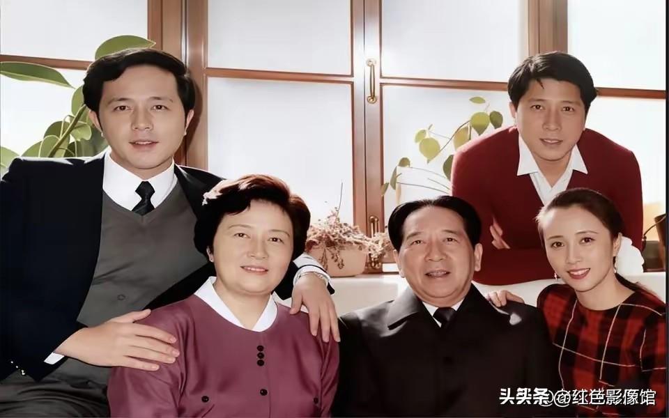 这是秦基伟将军寿辰之际拍摄的阖家合影，画面里端坐的是秦基伟与夫人唐贤美，两侧站立