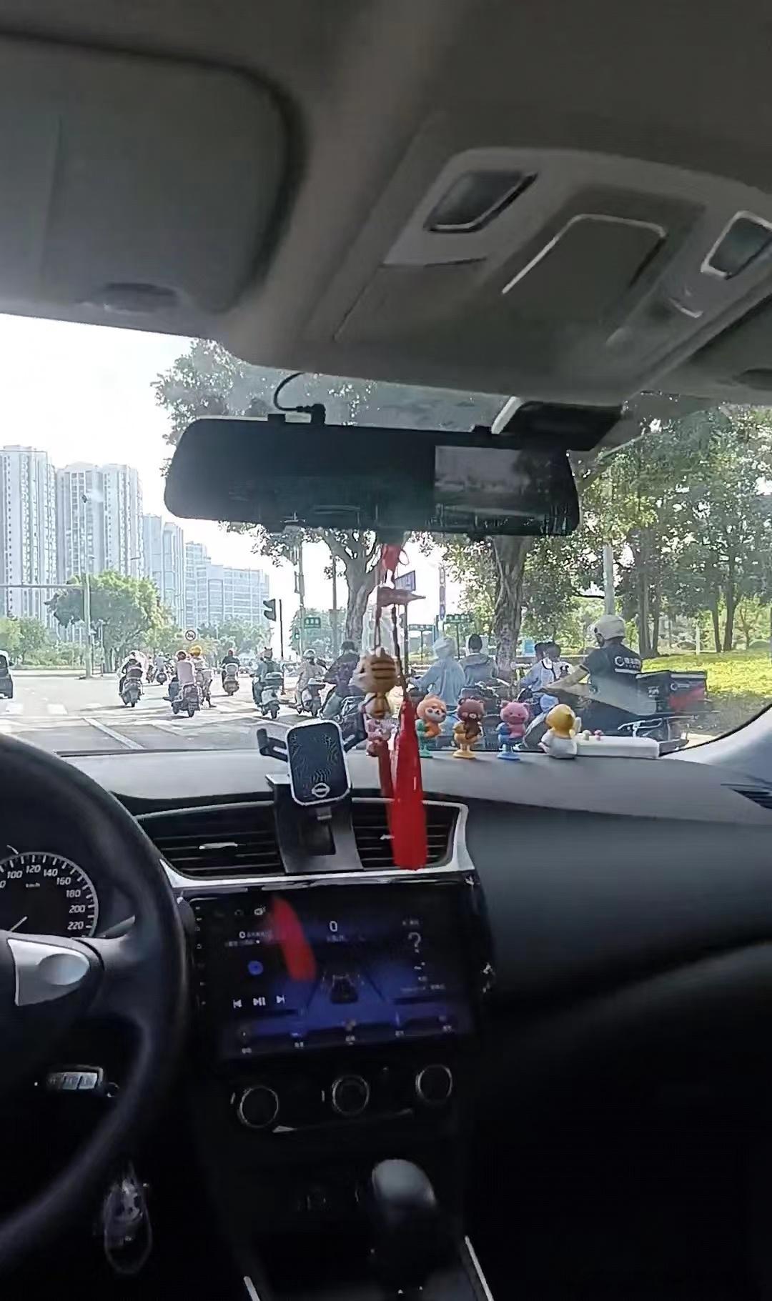 车坏了--拖车也坏了--拖车拖着拖车拖着小车上路--到地方下不来再加一台拖车，这