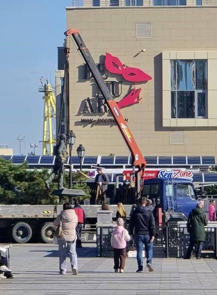 符拉迪沃斯托克拆除索尔仁尼琴纪念碑符拉迪沃斯托克市政府拆除了矗立在市中心船坞沿岸